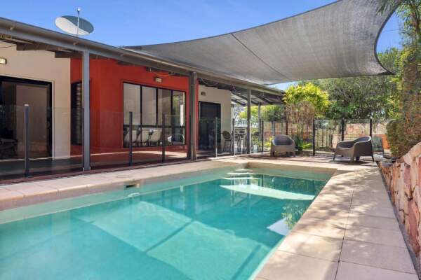 252 David Low Way
